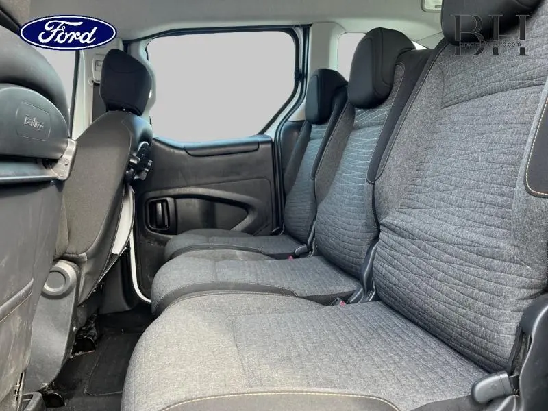 Vue intérieure du rang 2 avec trois sièges gris en tissu dans un Citroën Berlingo 2017, côté gauche.