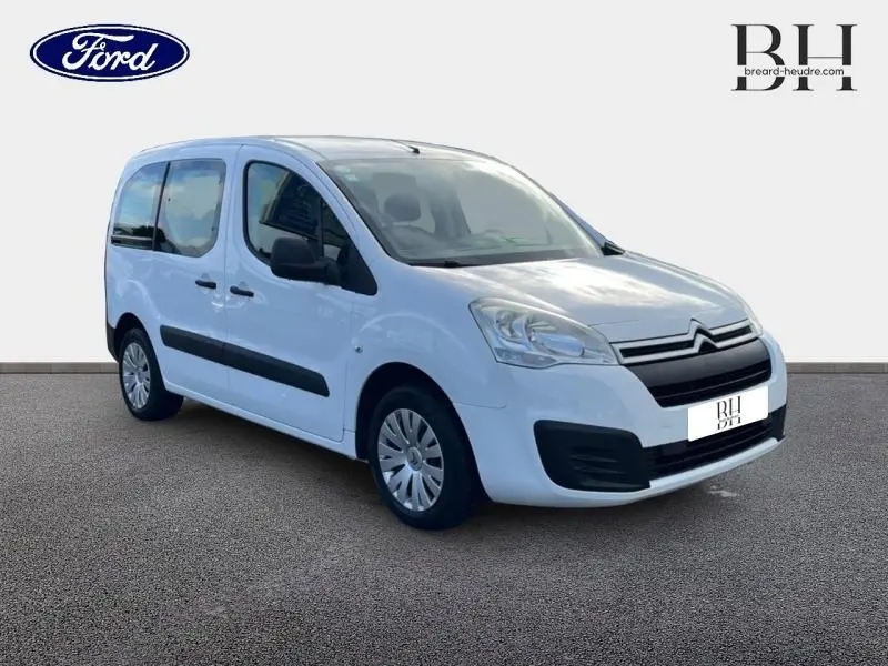 Citroën Berlingo blanc banquise en 3/4 avant droit, avec portes latérales et enjoliveurs visibles.