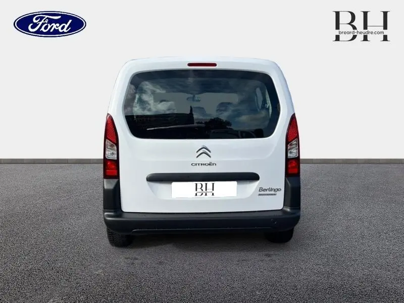 Vue arrière d'un Citroën Berlingo blanc Banquise de 2017 avec hayon et feux verticaux rouges.