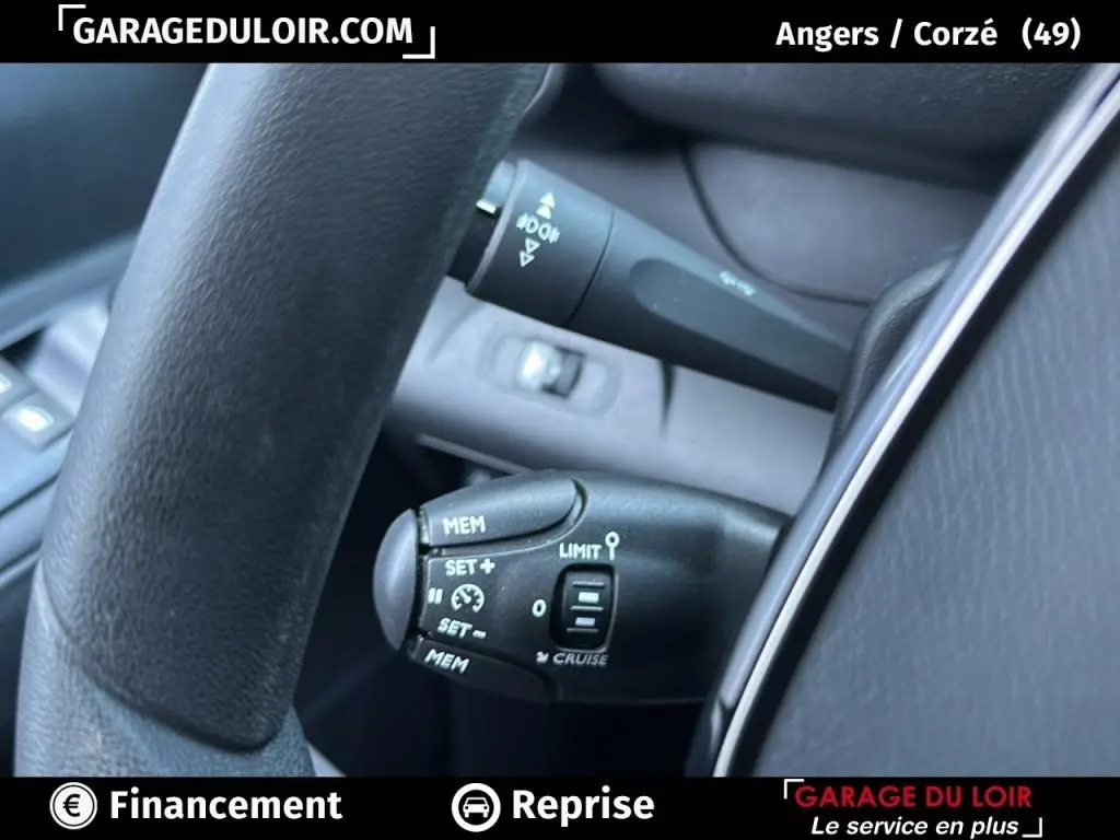 Gros plan sur les commandes de régulateur de vitesse et clignotants du Peugeot Rifter 2024, intérieur noir.