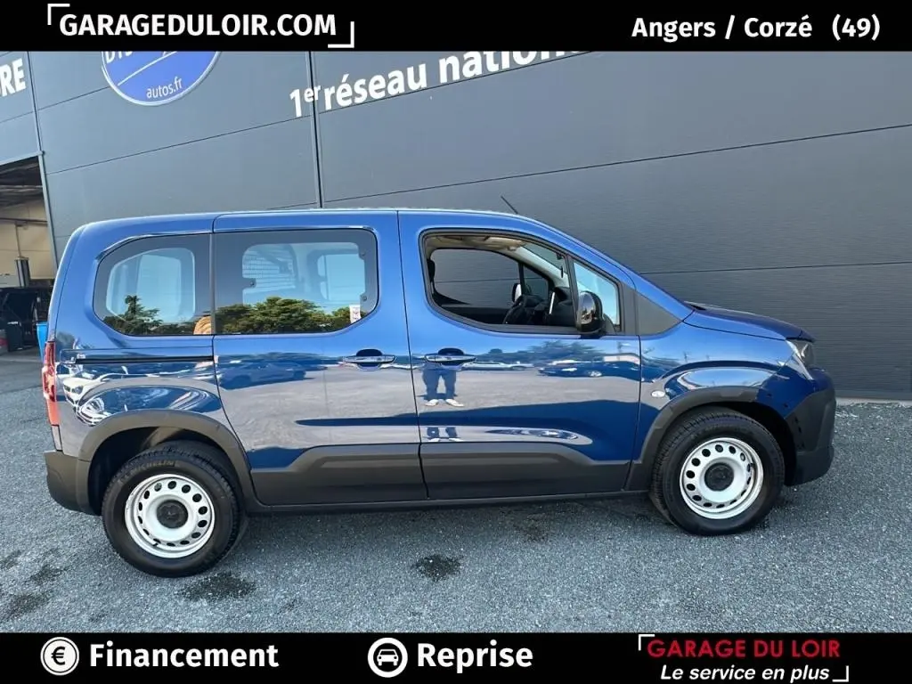 Profil côté droit du Peugeot Rifter bleu 2024, version Allure, avec jantes acier et vitres teintées.