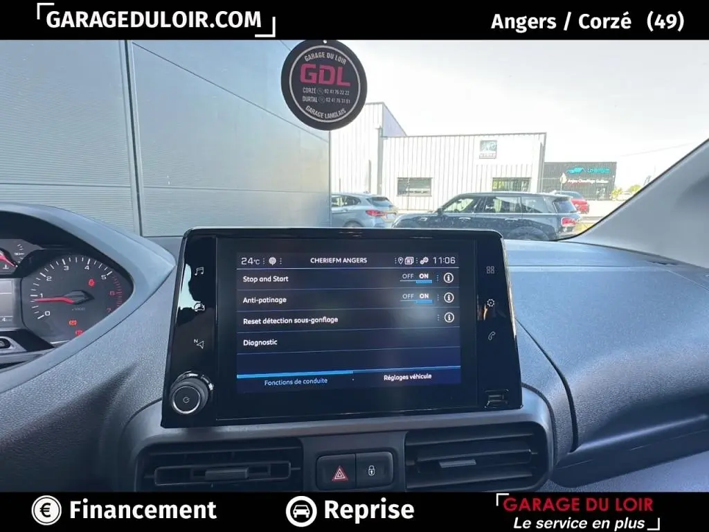 Vue intérieure du tableau de bord du Peugeot Rifter 2024, écran tactile central affichant les réglages de conduite.