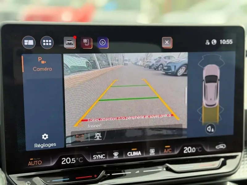 Écran de caméra de recul du CUPRA Formentor blanc Nevada métallisé, vue arrière avec lignes de guidage colorées.