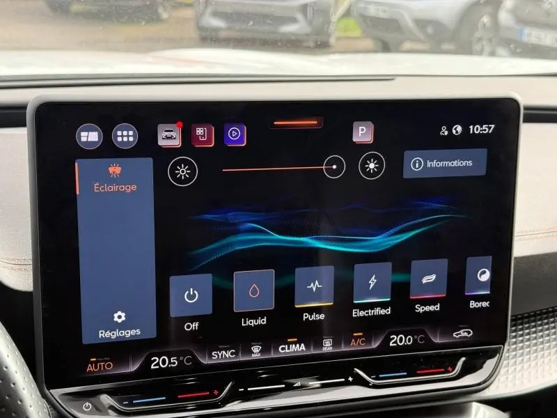 Écran tactile central du tableau de bord du CUPRA Formentor 2025, affichant les réglages d'éclairage et climatisation.