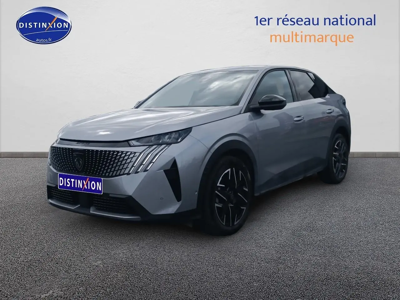 Peugeot 3008 gris Artense en 3/4 avant droit, avec calandre distinctive et jantes alu noires.