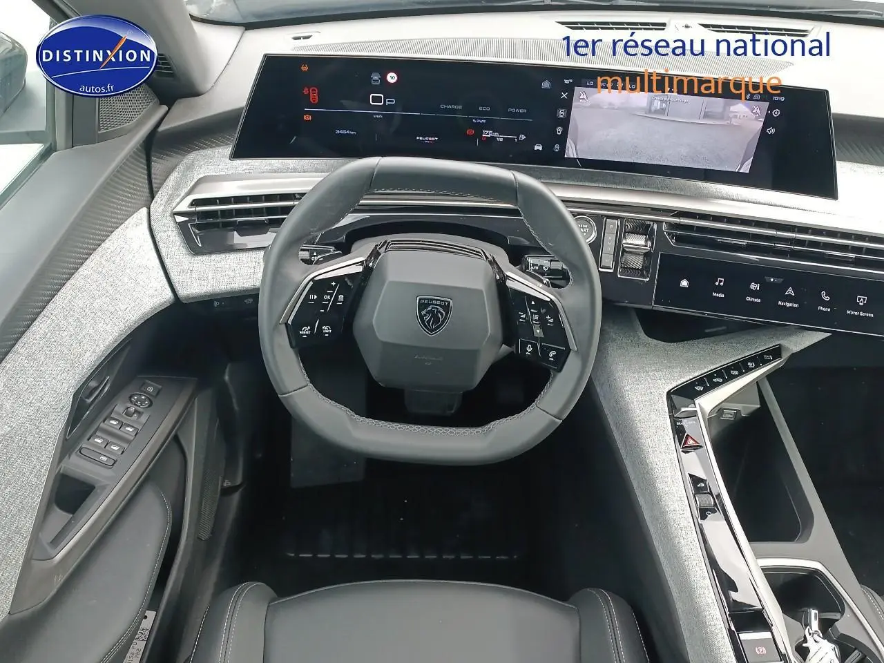 Vue intérieure centrée sur le volant cuir multifonction et le tableau de bord numérique du Peugeot 3008 gris Artense.