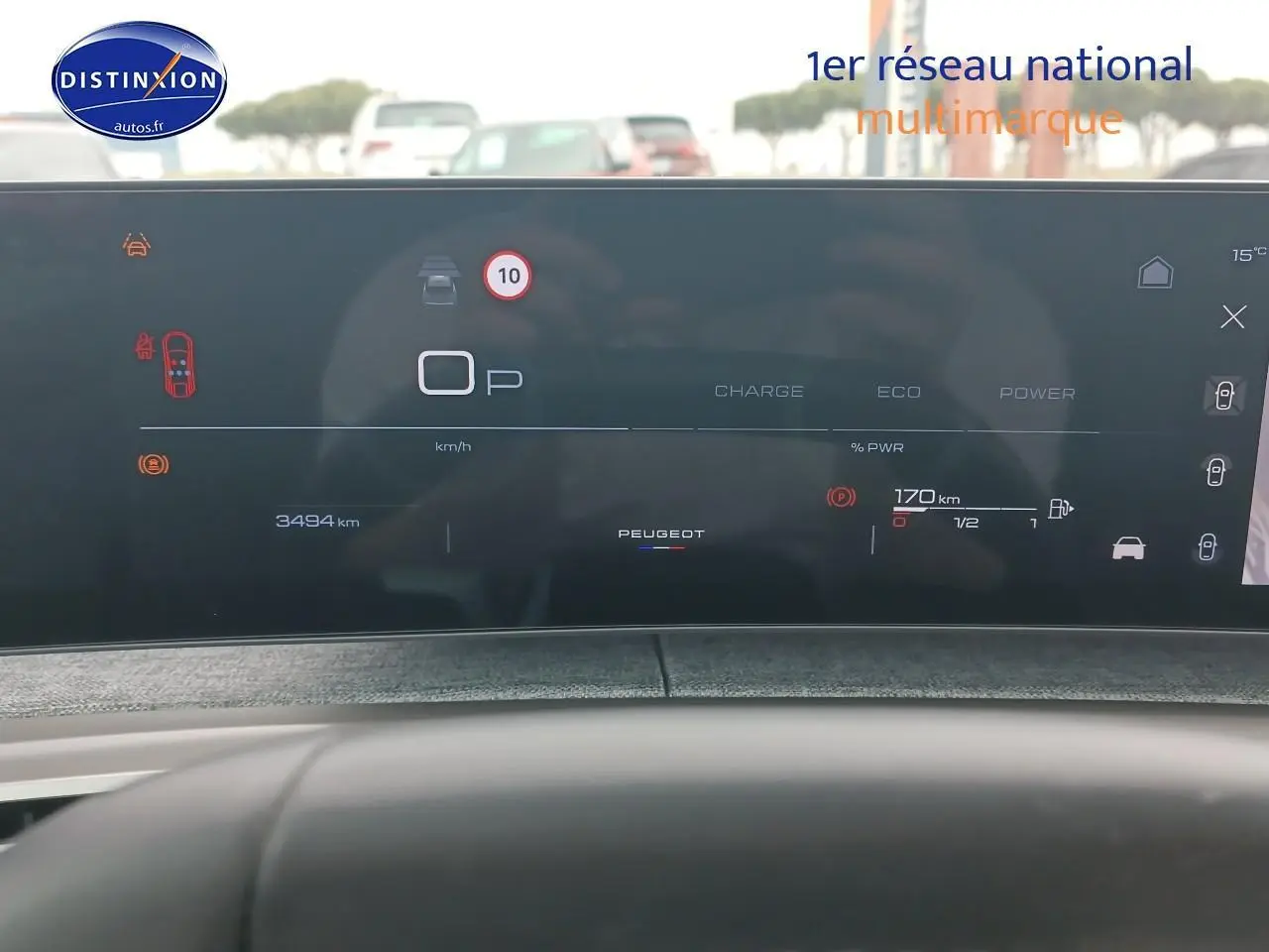 Tableau de bord numérique du Peugeot 3008 gris Artense, affichant la vitesse, autonomie et mode de conduite.