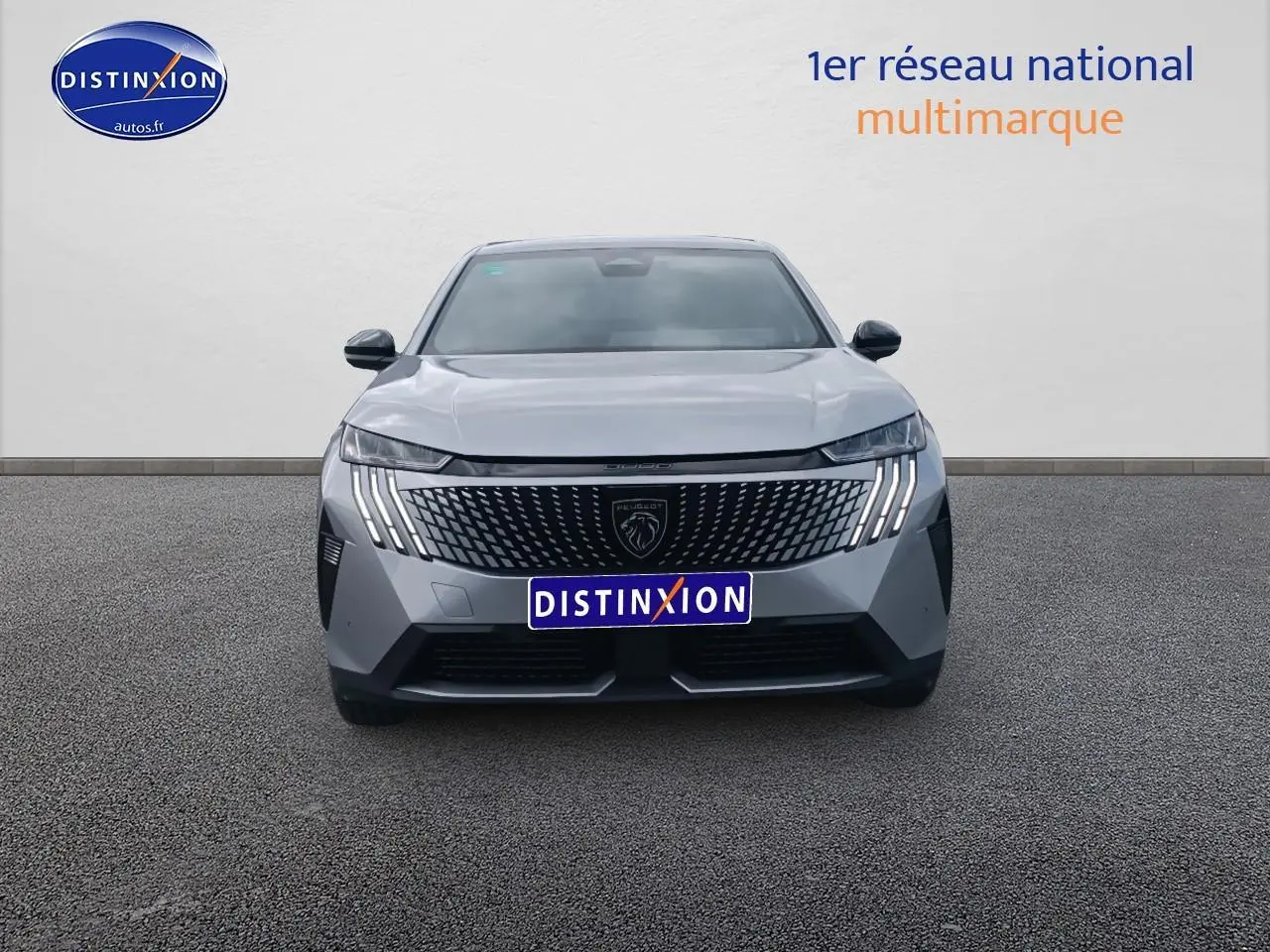 Vue frontale du Peugeot 3008 gris Artense avec calandre distinctive et feux LED en forme de griffes.
