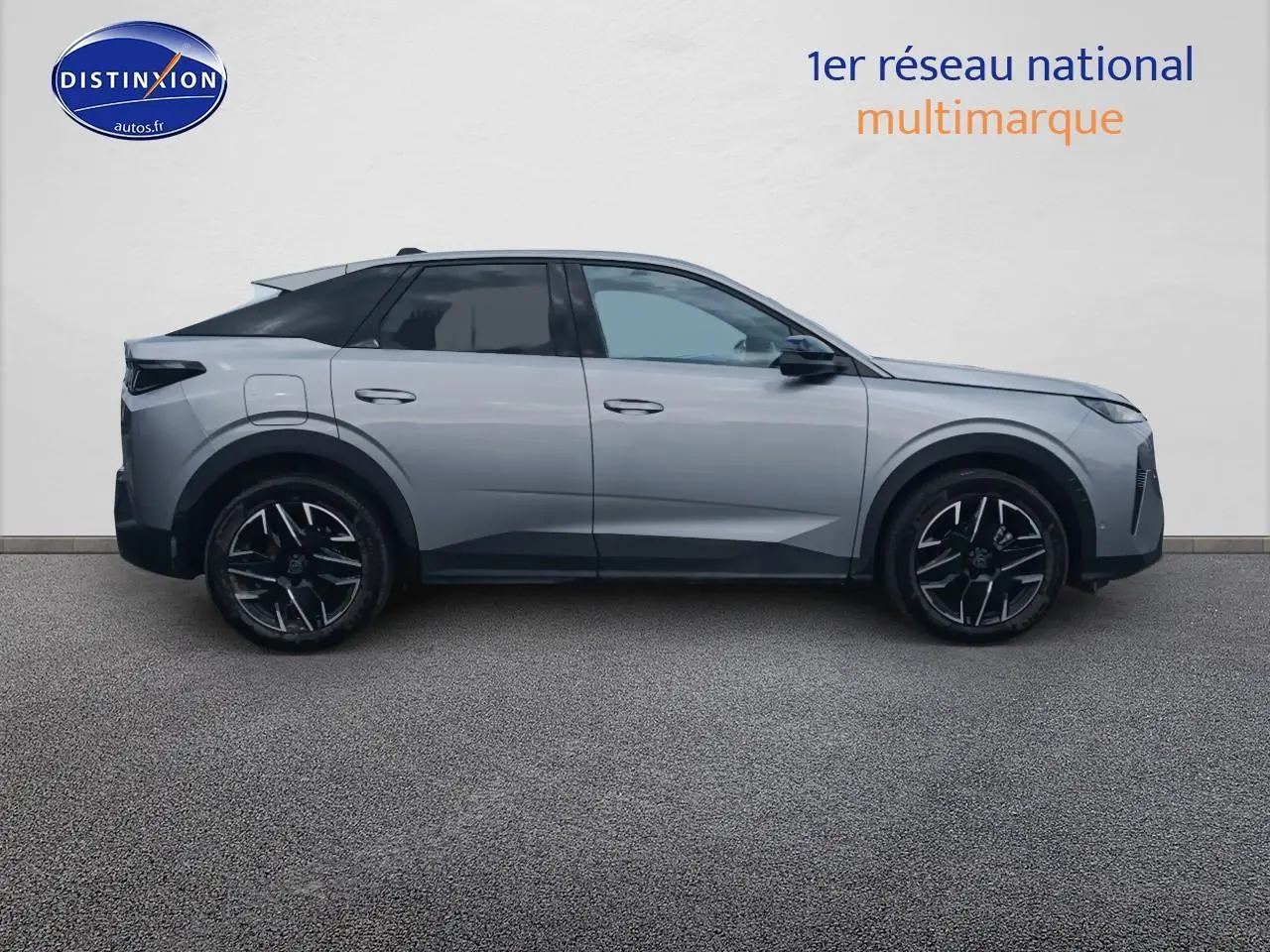 Profil droit du Peugeot 3008 gris Artense 2025 avec jantes alu noires et toit noir contrasté.