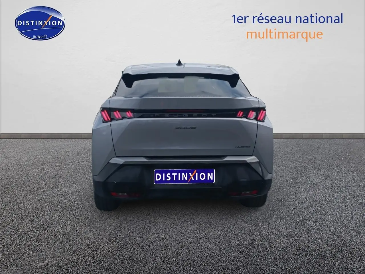 Vue arrière d'un Peugeot 3008 gris Artense 2025 avec feux LED distinctifs et becquet noir.