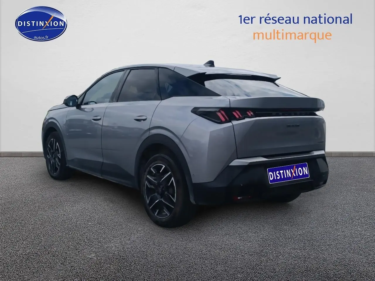 Peugeot 3008 gris artense en 3/4 arrière droit, avec jantes alu et feux arrière LED distinctifs.