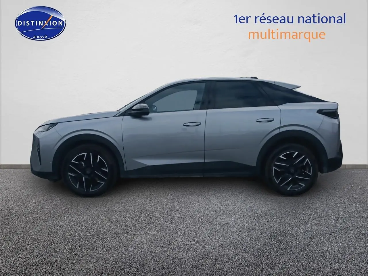 Profil côté gauche du Peugeot 3008 1.2 hybrid 145 allure gris artense avec jantes alu et toit noir.
