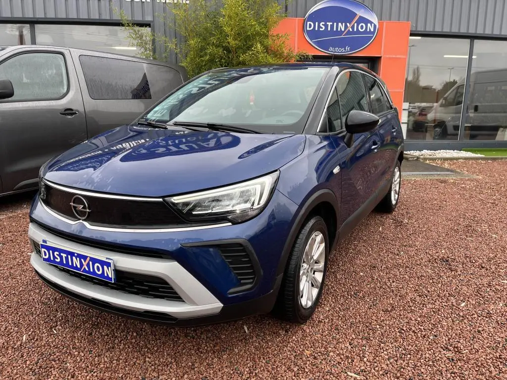 Opel Crossland X bleu clair en 3/4 avant droit, toit noir et détails noirs contrastants visibles.