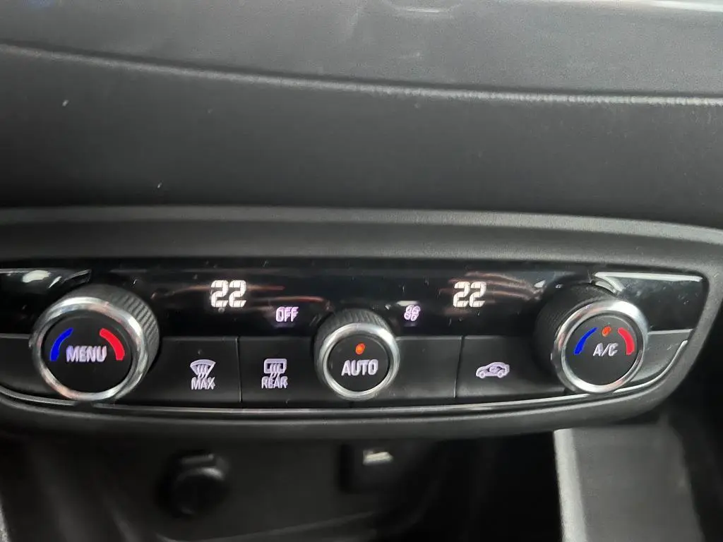 Gros plan sur la commande de climatisation automatique bi-zone de l’Opel Crossland X bleu clair de 2021.