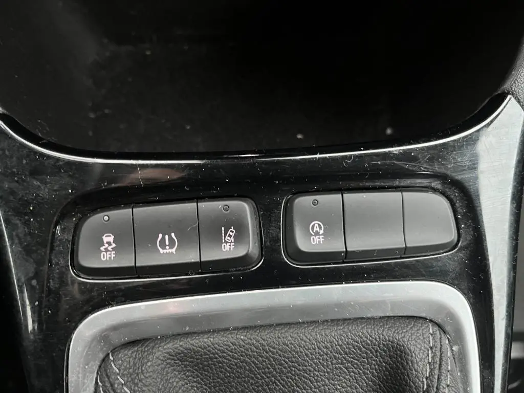 Gros plan sur les boutons de commande du tableau de bord noir brillant de l’Opel Crossland X bleu clair, version 2021.