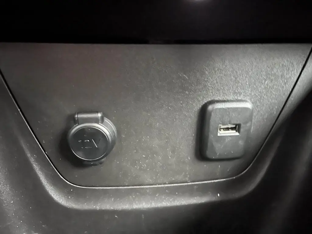 Prise 12V et port USB intégrés dans l’habitacle de l’Opel Crossland X bleu clair, vue rapprochée du tableau de bord.