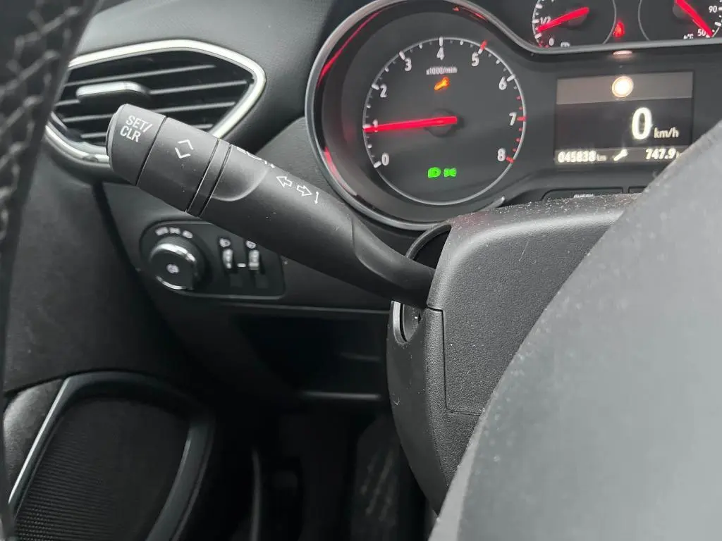 Gros plan sur le commodo de clignotant à gauche du volant dans l’habitacle d’un Opel Crossland X 2021.