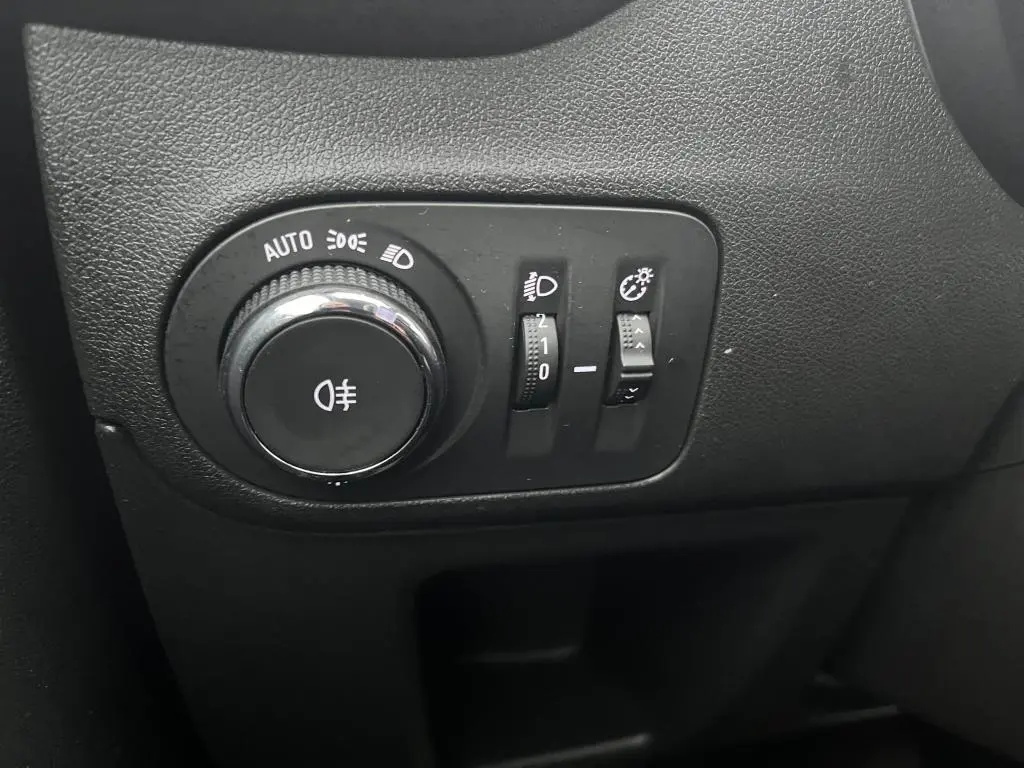 Gros plan sur les commandes d’éclairage intérieures noires de l’Opel Crossland X 2021, côté conducteur.