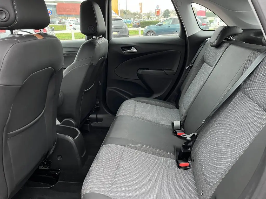 Vue intérieure côté droit sur la banquette arrière grise et noire de l’Opel Crossland X 2021, avec sièges avant en cuir noir.