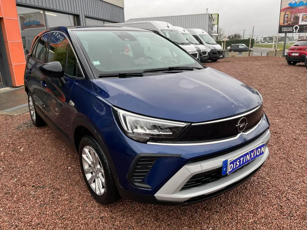 Opel Crossland X bleu clair en 3/4 avant droit, avec toit noir et calandre noire distinctive.