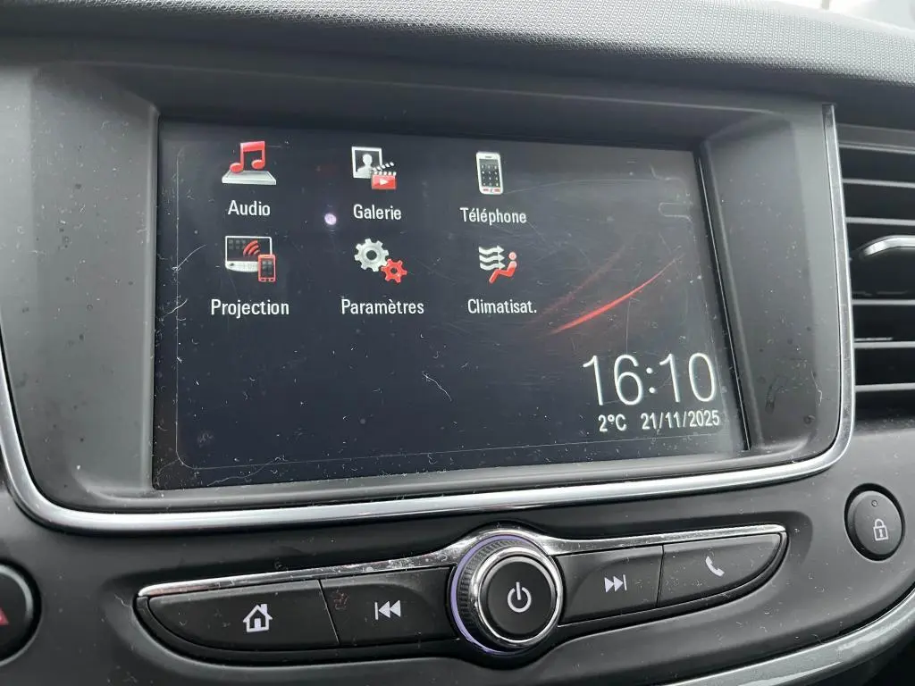 Écran tactile central de l’Opel Crossland X affichant les options audio, galerie, téléphone et climatisation, avec commandes en dessous.