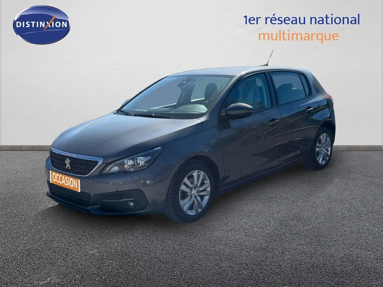 Peugeot 308 Business gris foncé vue 3/4 avant droit, avec calandre chromée et jantes alliage.