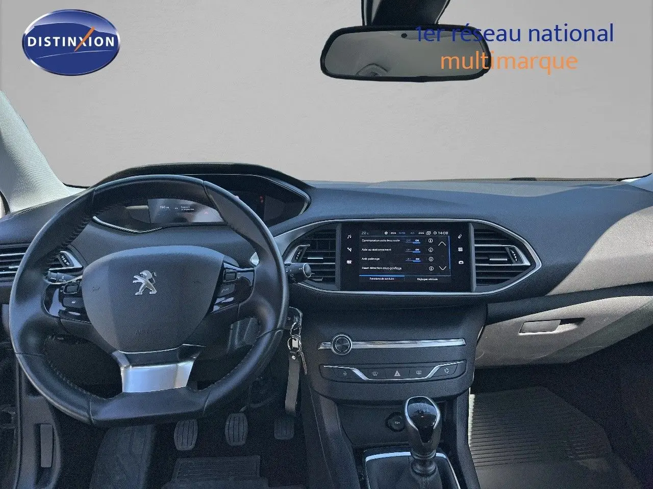Vue intérieure du tableau de bord et volant noir de la Peugeot 308 Business 2020 avec écran tactile et boîte manuelle.