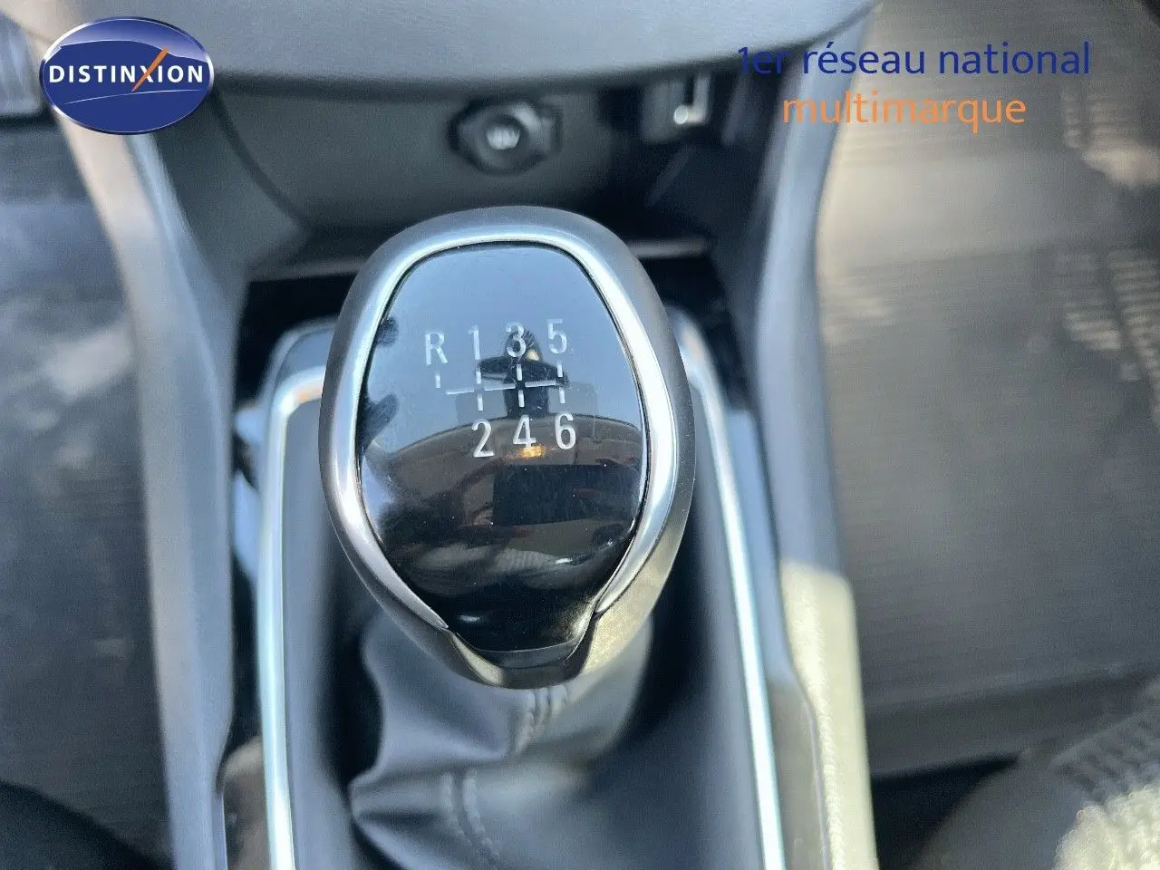 Gros plan sur le levier de vitesses manuel d'une Peugeot 308 Business gris foncé, version diesel 2020.