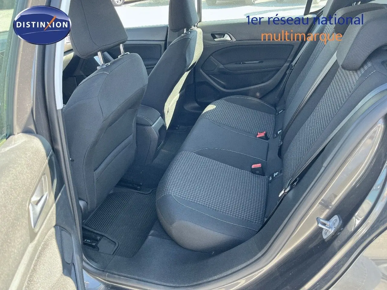 Vue intérieure côté gauche des sièges arrière en tissu gris foncé d'une Peugeot 308 Business 2020 avec porte ouverte.