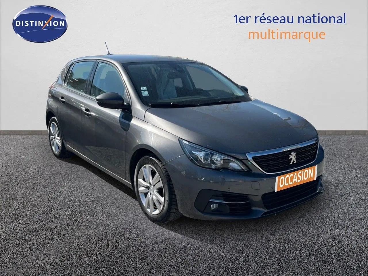 Peugeot 308 Business gris foncé vue 3/4 avant droit avec plaque occasion sur fond neutre.