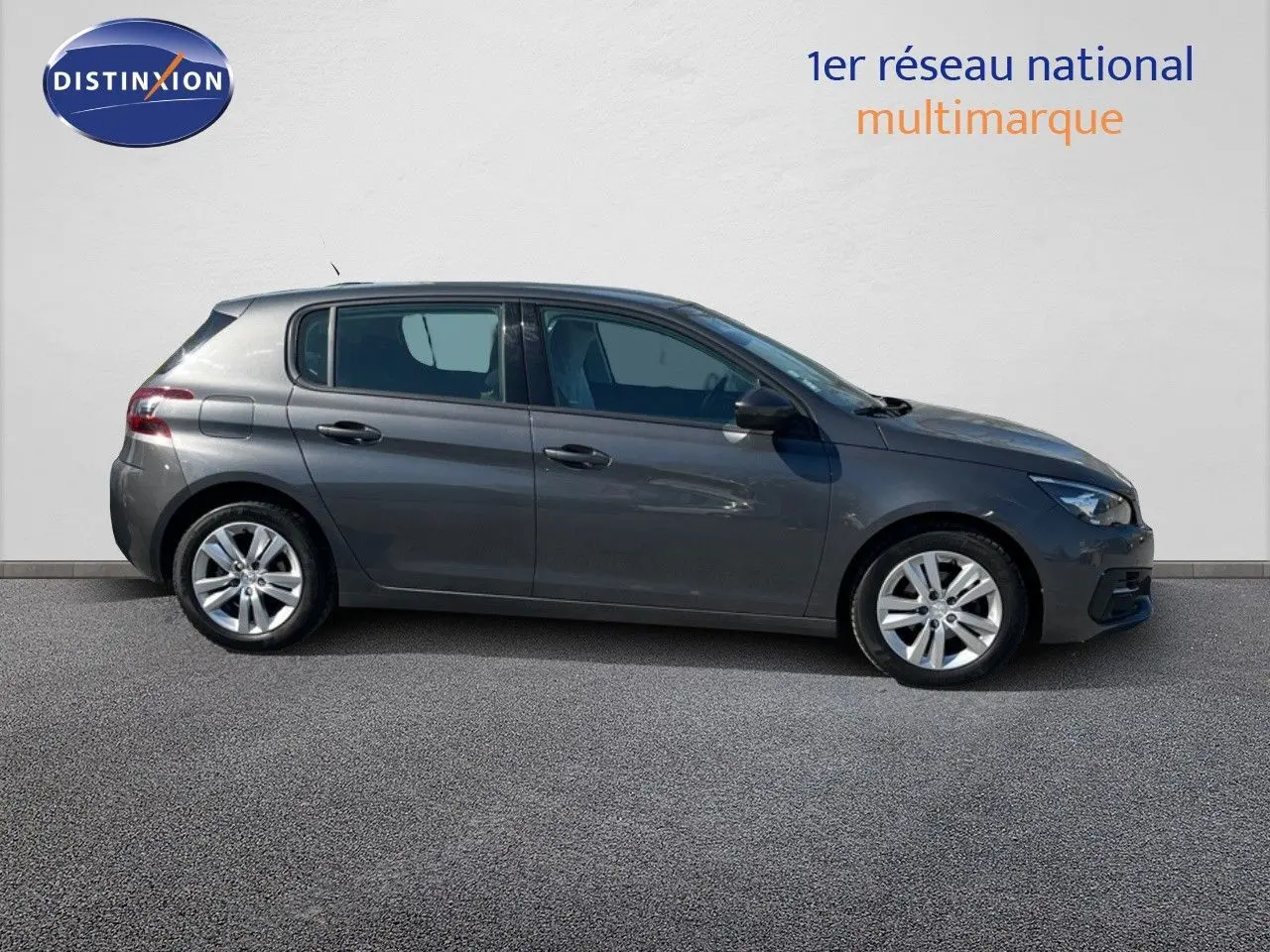 Profil côté gauche d'une Peugeot 308 Business gris foncé de 2020, version diesel avec jantes alliage visibles.