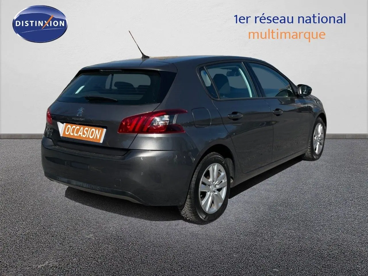 Peugeot 308 Business gris foncé vue 3/4 arrière droit, avec feux arrière caractéristiques et jantes alliage.