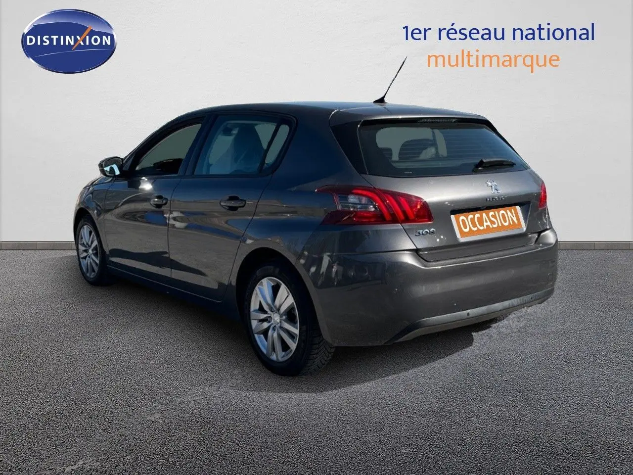 Peugeot 308 Business gris foncé vue 3/4 arrière droit avec plaque occasion sur fond neutre.