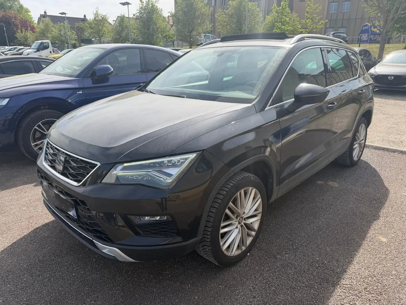 SEAT Ateca noir 2019 en 3/4 avant droit, avec calandre chromée et jantes alliage 18 pouces visibles.