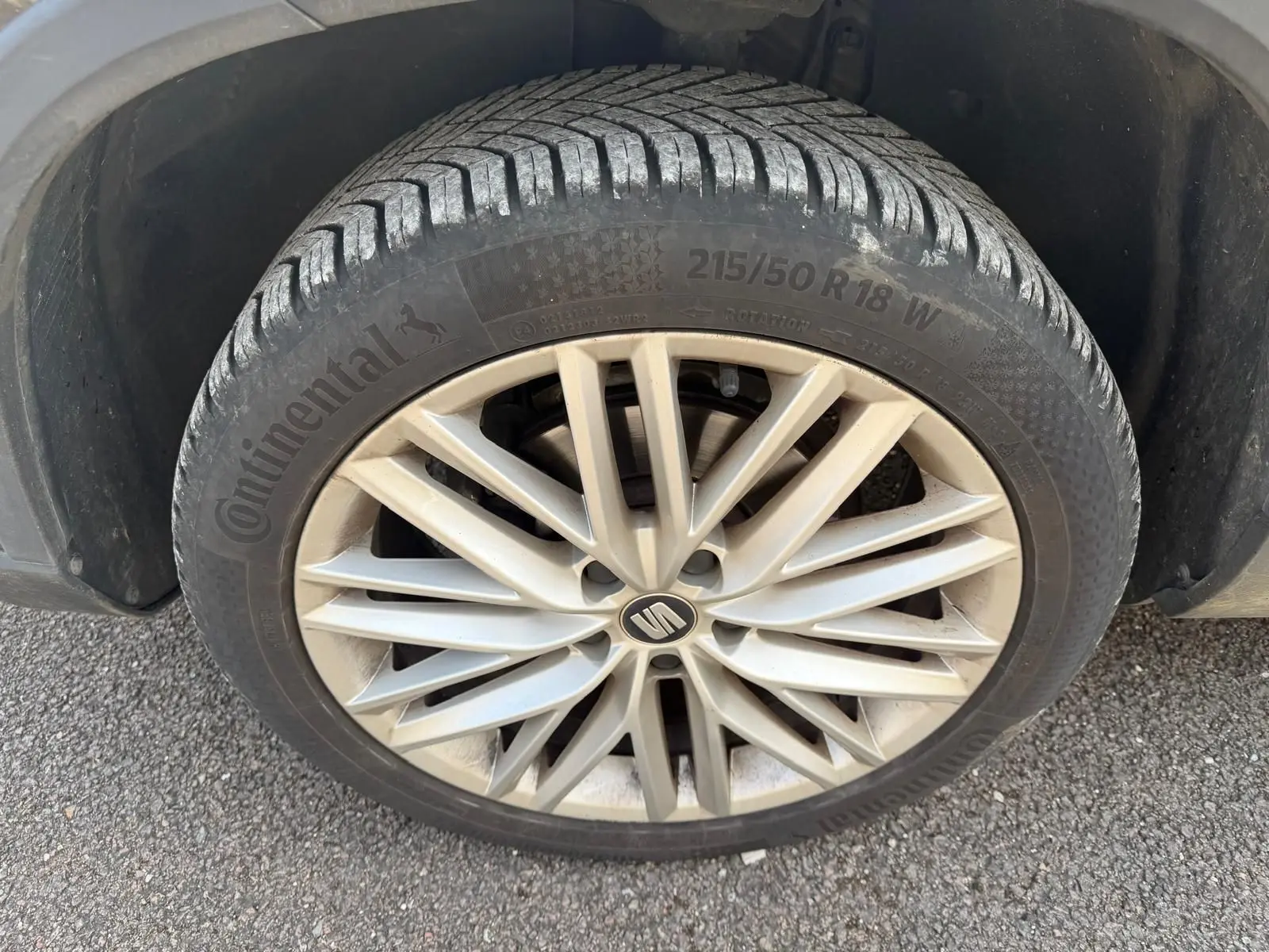 Gros plan sur la roue avant droite du SEAT Ateca noir, jante alliage 18 pouces à design multi-branches.