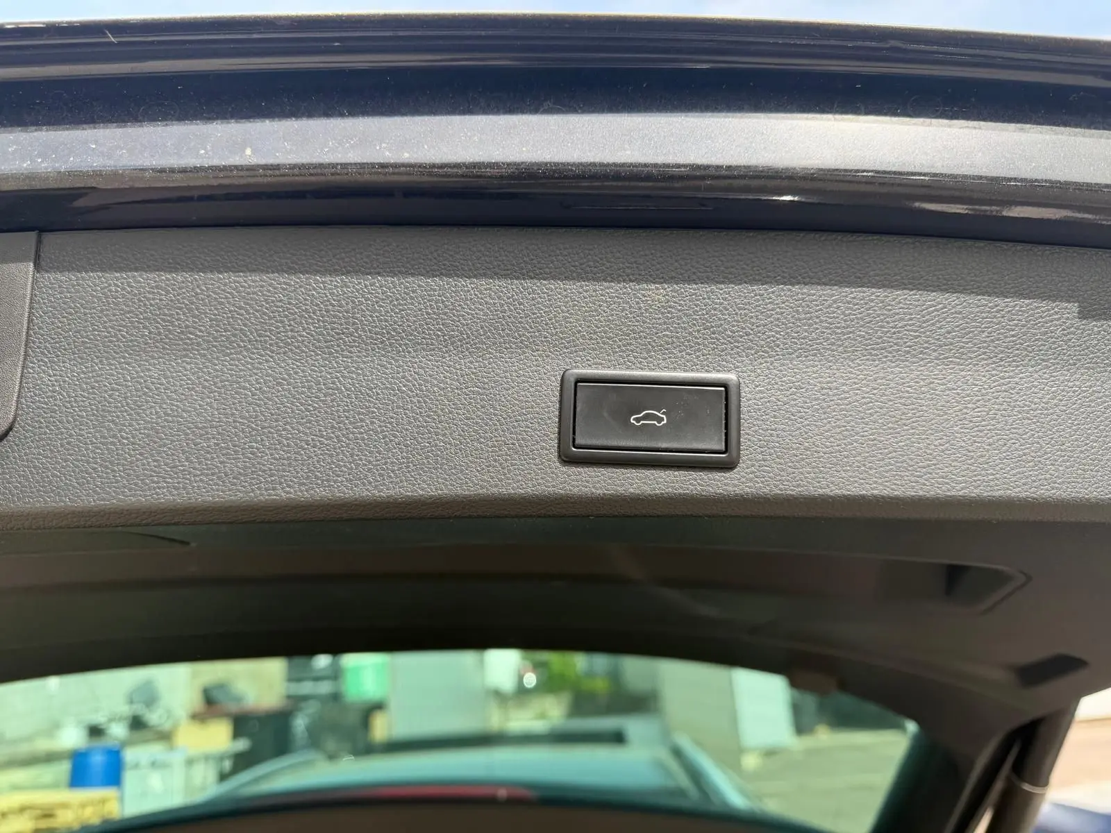 Bouton d'ouverture électrique du hayon sur l'intérieur du coffre d'un SEAT Ateca noir 2019.