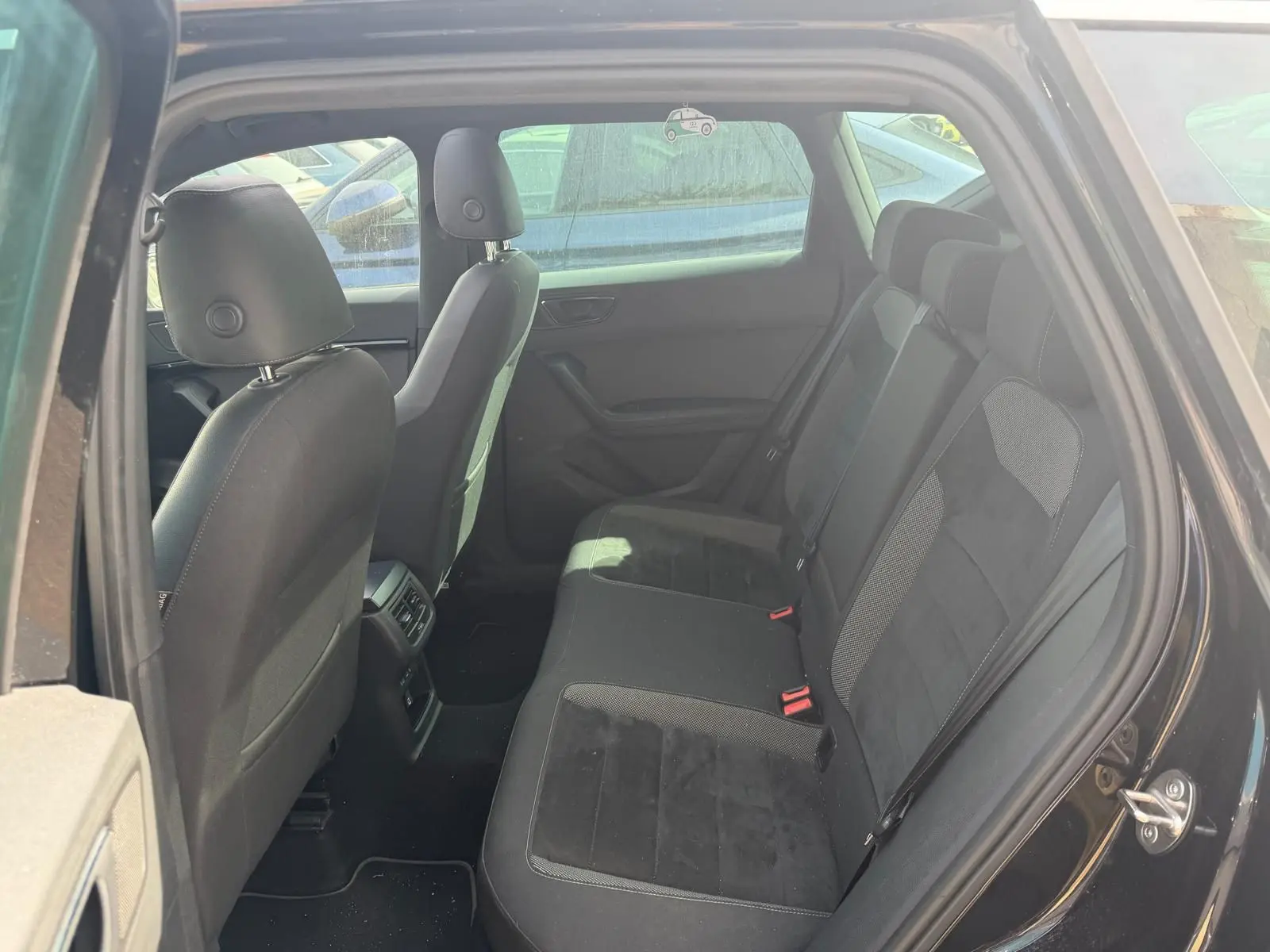 Vue intérieure côté droit des sièges arrière en alcantara noir du SEAT Ateca noir 2019, porte arrière ouverte.