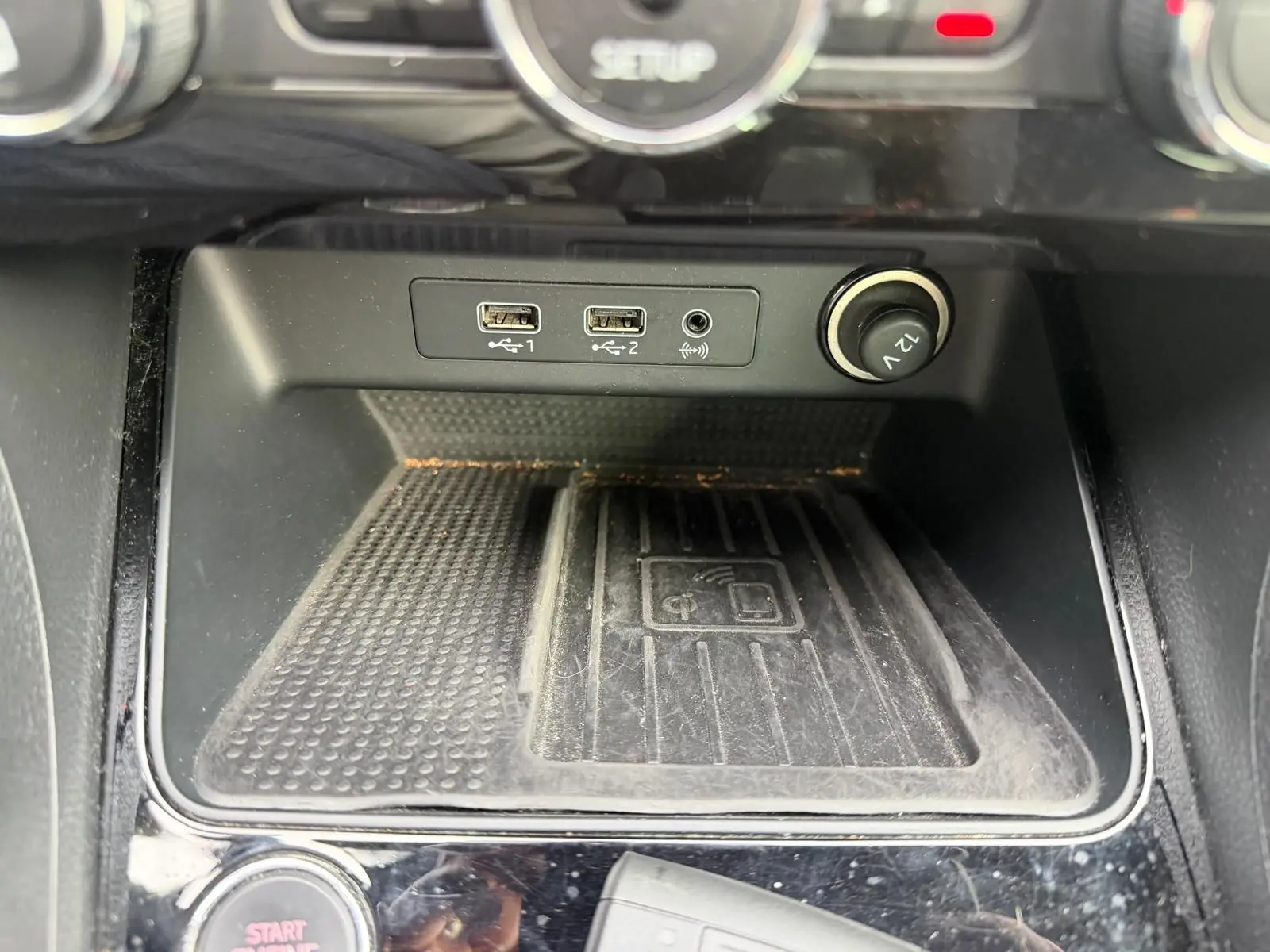 Gros plan sur la console centrale noire du SEAT Ateca 2.0 TDI 116 Xcellence avec prises USB et prise 12V.