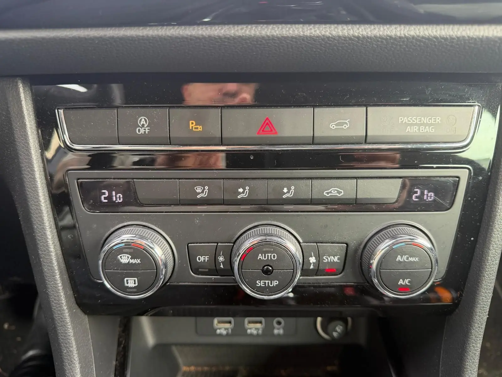 Gros plan sur la console centrale noire du SEAT Ateca 2.0 TDI 116 XCELLENCE avec commandes climatisation et USB.