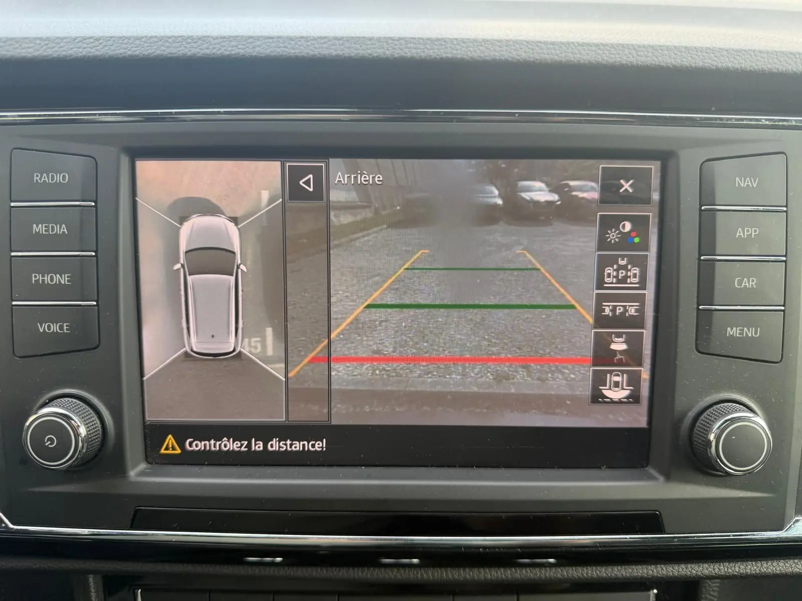 Écran de caméra de recul et vue 360° du SEAT Ateca noir, affichant les aides au stationnement arrière.