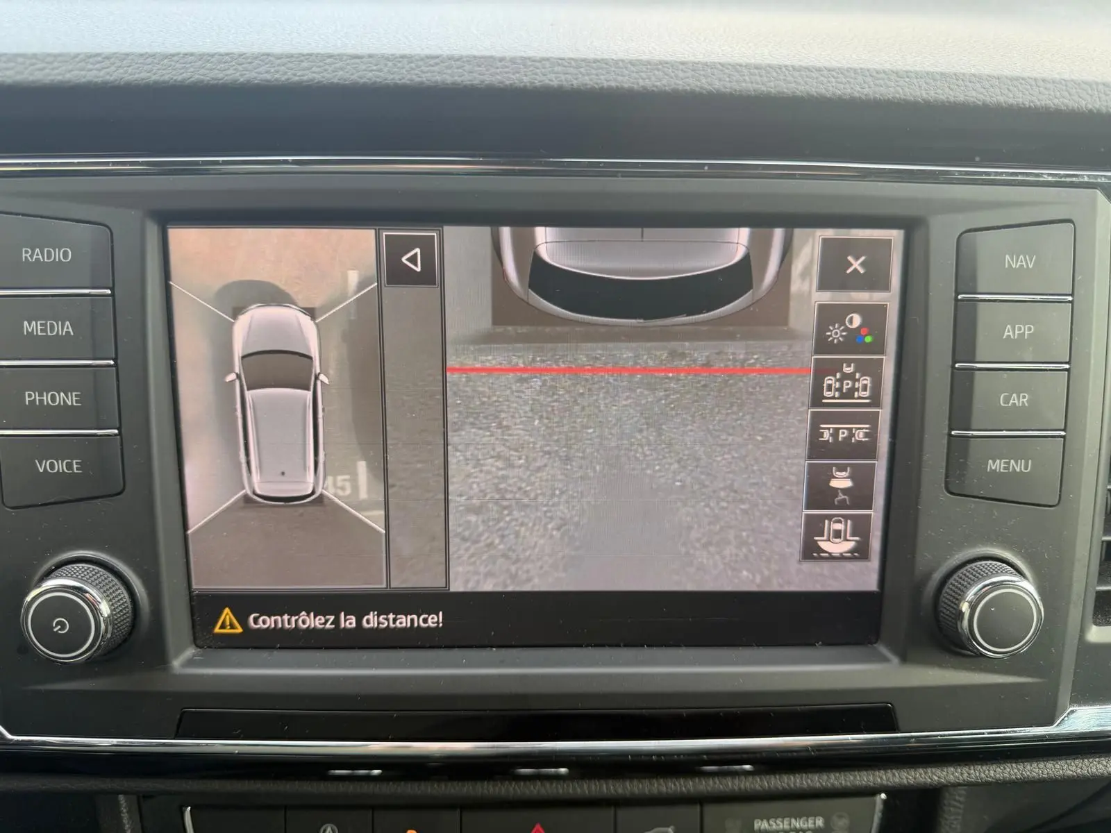 Écran de caméra de recul et vue 360° du SEAT Ateca noir, affichage tableau de bord central.