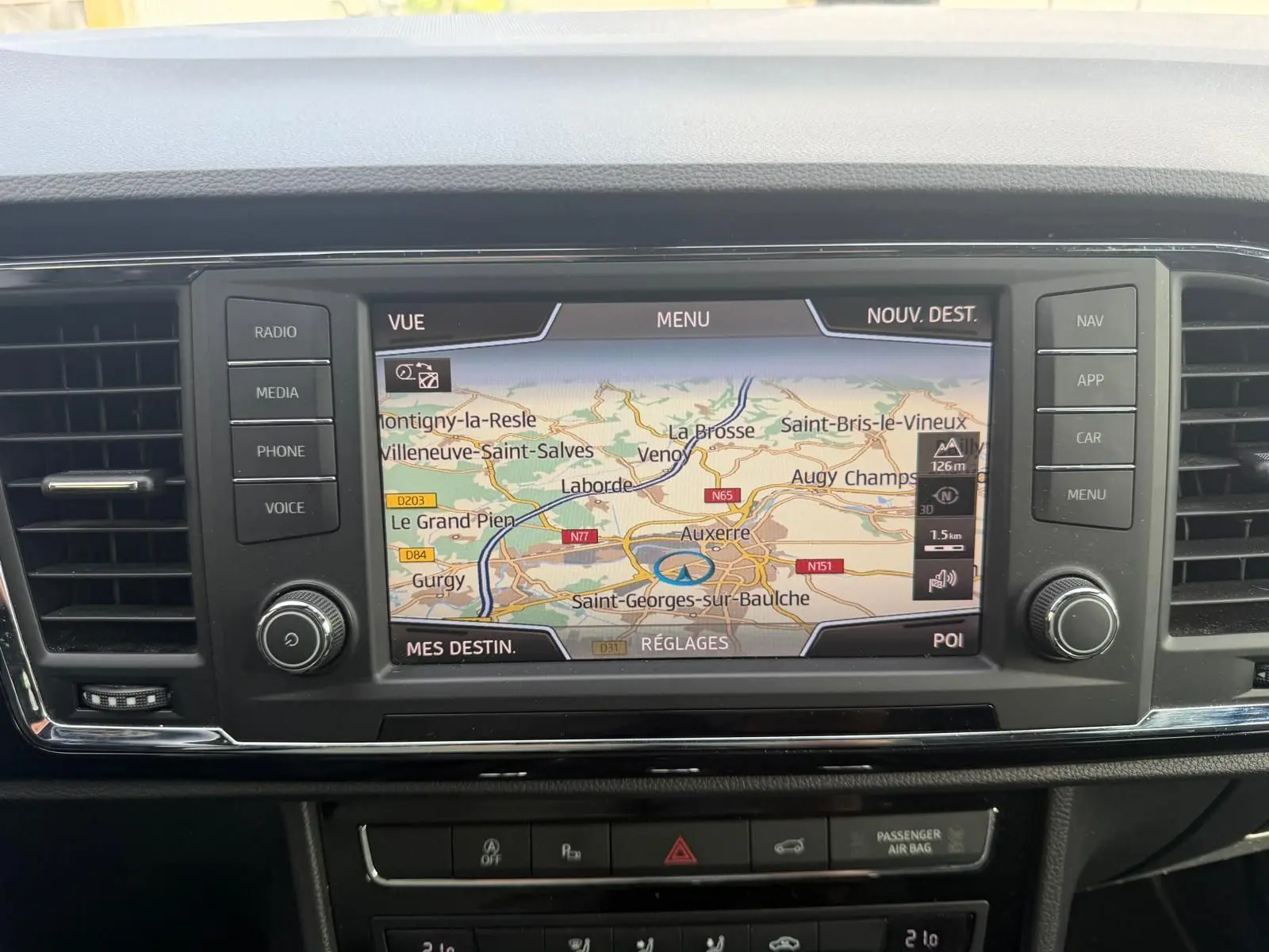 Gros plan sur l’écran tactile central du tableau de bord du SEAT Ateca noir, affichant le GPS avec carte routière.