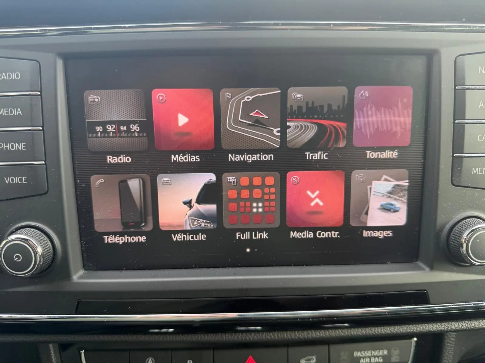 Écran tactile central de la SEAT Ateca 2.0 TDI 2019 affichant les menus radio, navigation et médias.