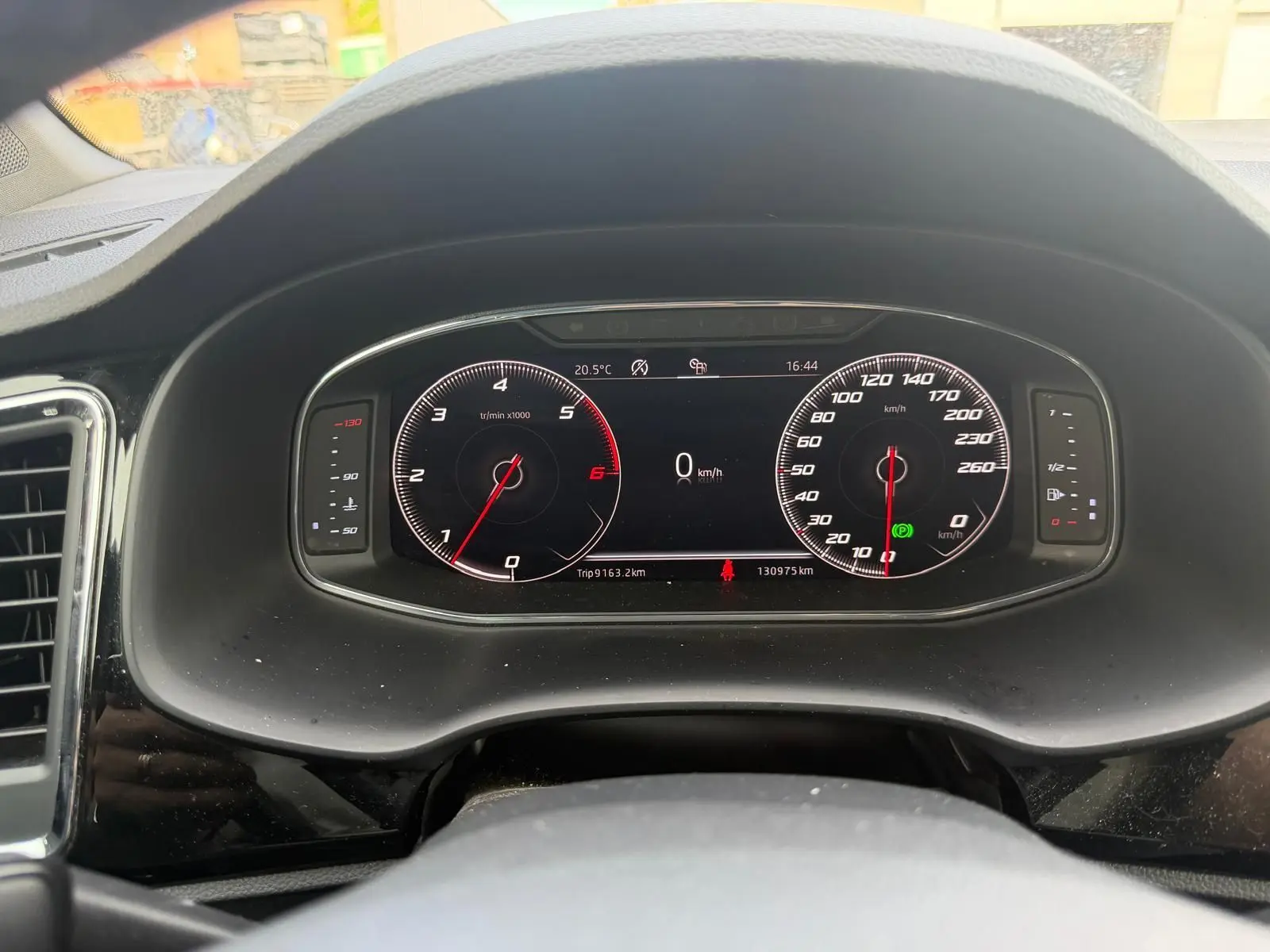 Tableau de bord numérique du SEAT Ateca noir 2019, affichage vitesse et compte-tours en vue frontale.