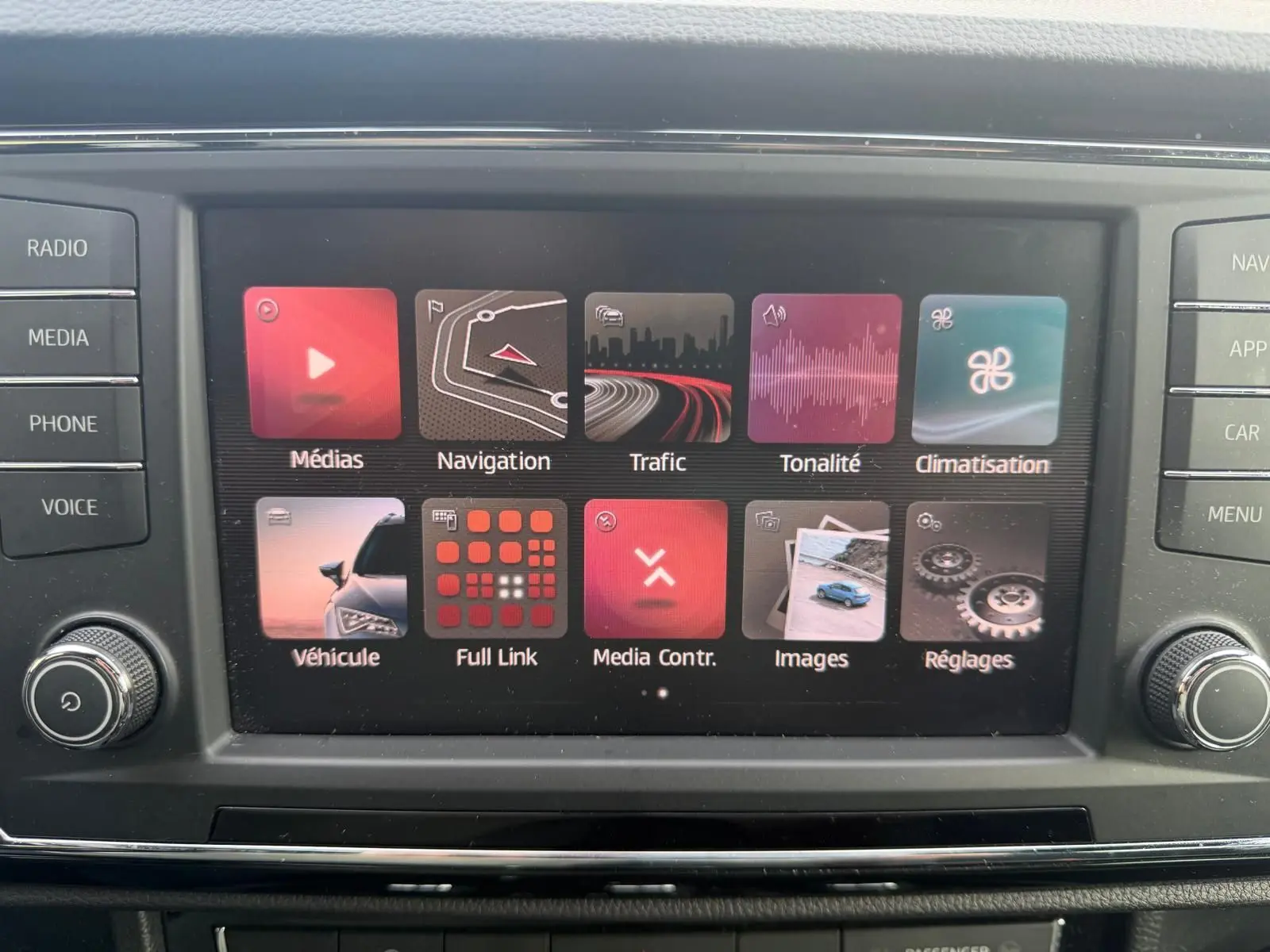 Écran tactile central du tableau de bord du SEAT Ateca noir, affichant le menu principal multimédia et navigation.