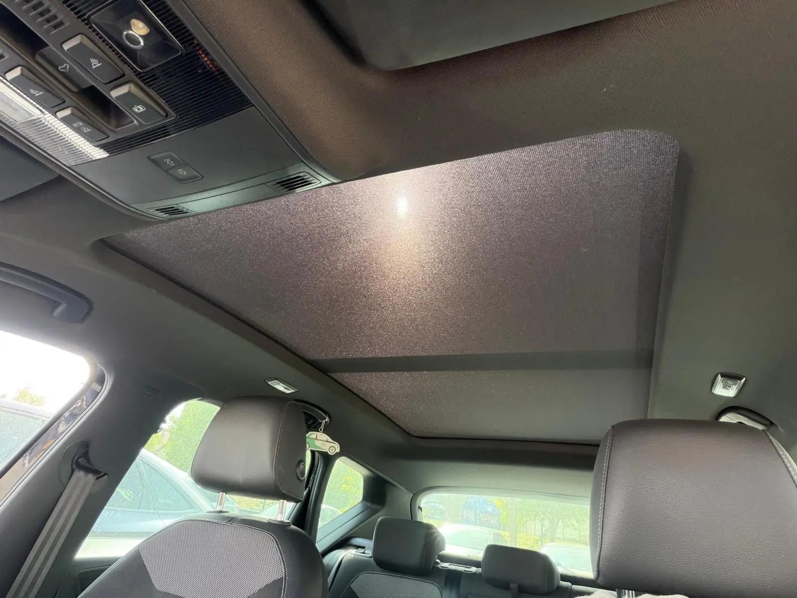 Vue intérieure du toit ouvrant panoramique avec ciel de pavillon noir du SEAT Ateca 2.0 TDI XCELLENCE 2019.