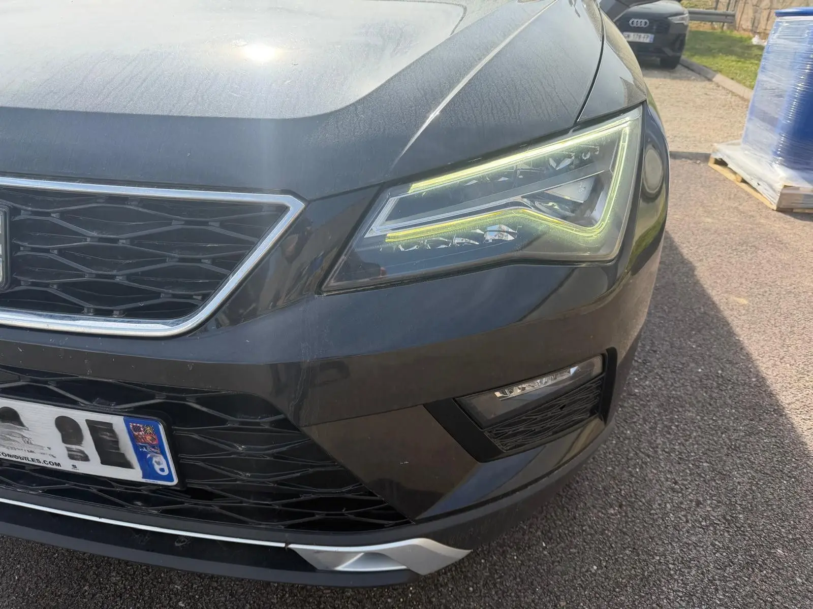 Vue rapprochée 3/4 avant droit du SEAT Ateca noir avec phares LED et calandre noire chromée.