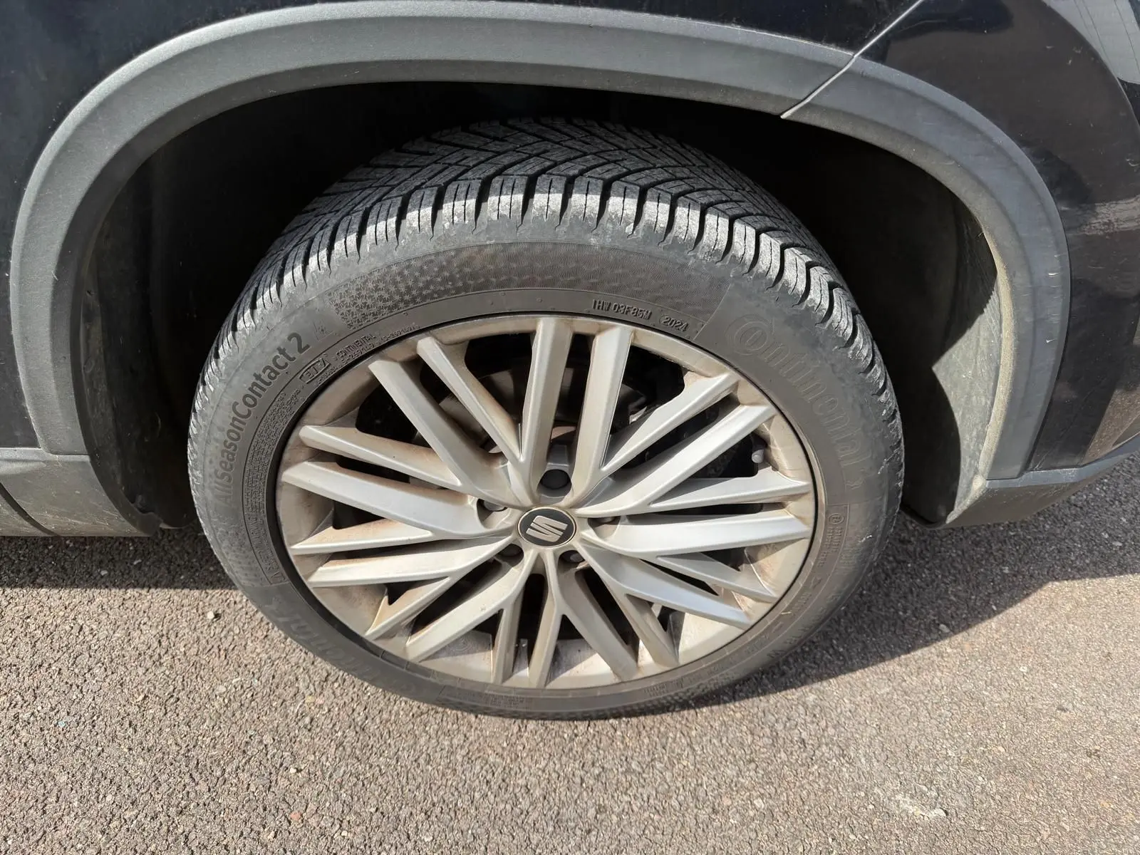 Gros plan sur la roue avant gauche du SEAT Ateca noir avec jante alliage 18 pouces à multiples branches.