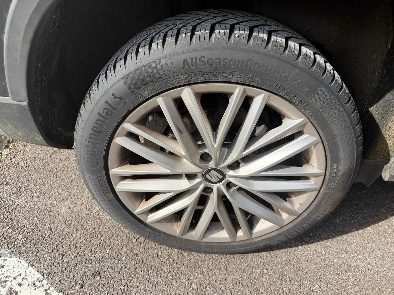 Gros plan sur la jante alliage 18 pouces argentée du SEAT Ateca noir, avec pneu Continental AllSeasonContact.