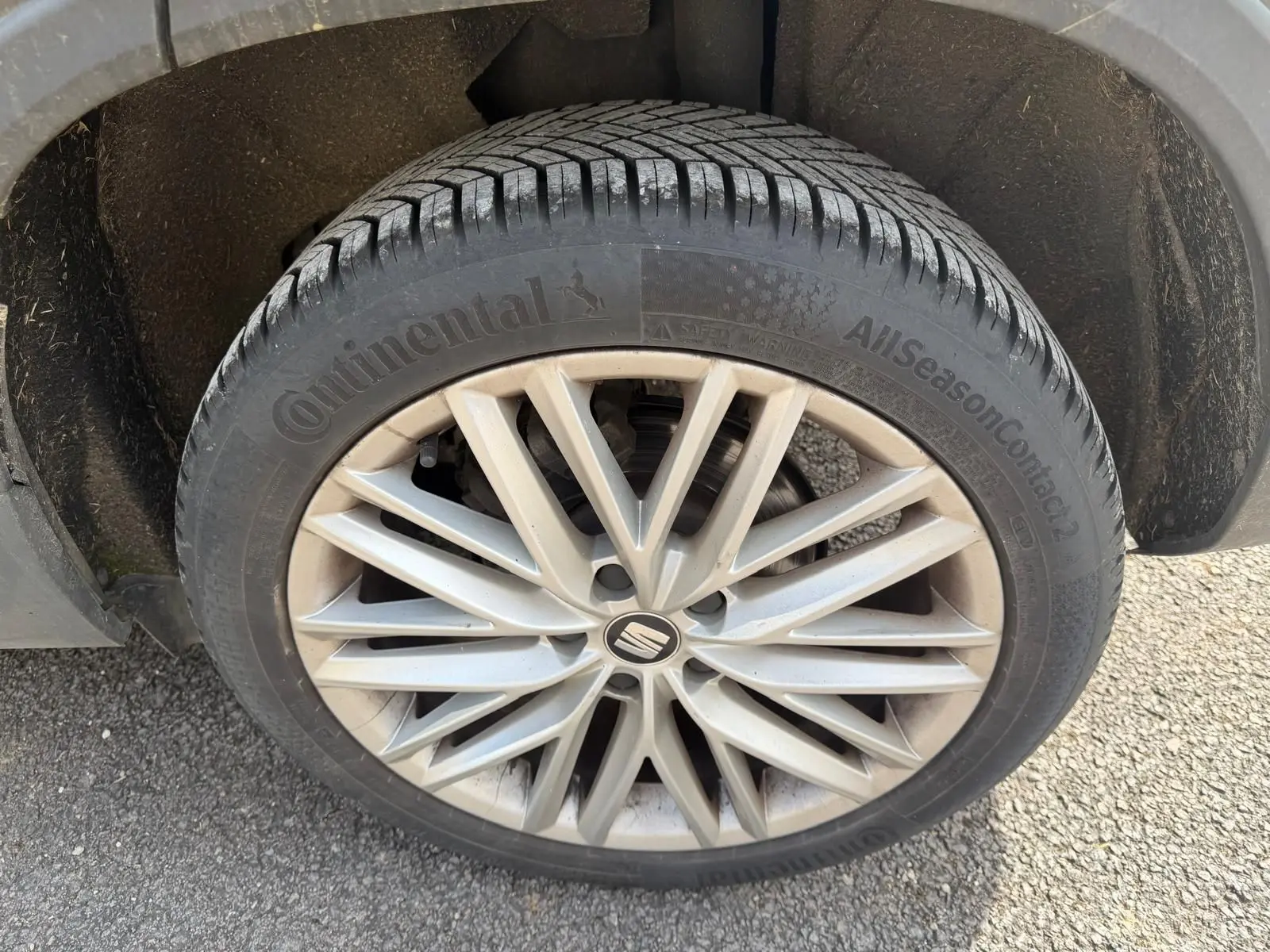 Gros plan sur la roue avant droite du SEAT Ateca noir, jante alliage 18 pouces avec logo SEAT central.